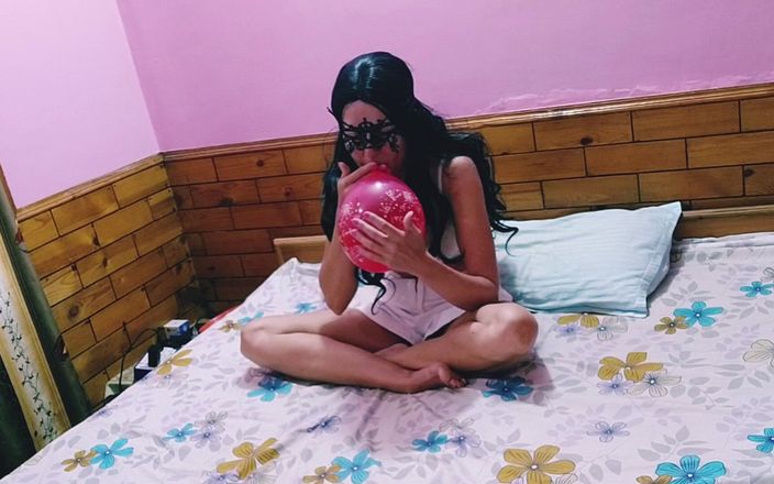 Bolly Karma: Aku pengen masukin kontolku ke dalam balon seksinya!