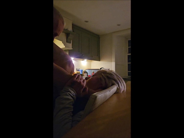 SilverFux: 浮気する成熟した主婦が、欲求不満な隣人にキッチンで犯される