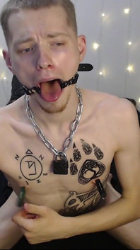 Endo börjar en överraskningshow i en cool hjälmmask sedan leker med sitt hål med olika leksaker och slutligen cums