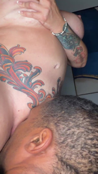 Tamamen çıplak kahya beni yalıyor ve sonra ham sikiyor