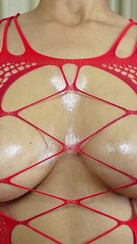 Jeu de tétons dans un bodystocking rouge