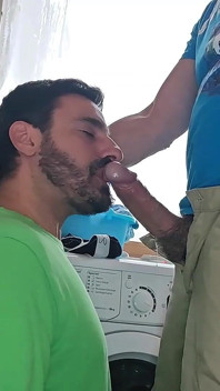 Il tecnico maturo con cazzo grosso sta riparando la macchina di lavaggio per una coppia arrapata