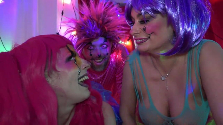 Cock Crazed Clowns: Eva May se setkává s růžovými klauny