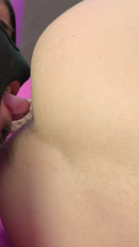 Mistress Irena Mur testuje nowy duży realistyczny dildo na własnym tyłku i sprawia, że niewolnik liże jej rozciągnięty dupek