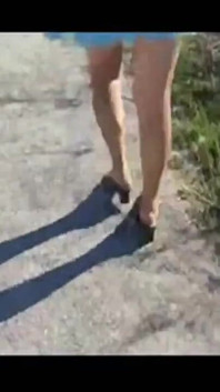 Mel idzie po stronie drogi