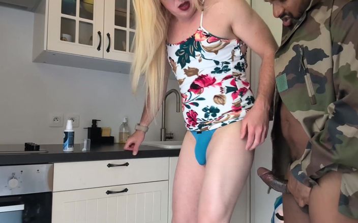 Trans and Co: O fată drăguță blondă futută în bucătărie de un tip negru