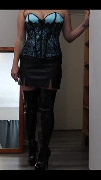 J’exhibe mon corset et mes grosses bottes