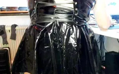 Látex crossdresser treino anal com enormes plugs buttp