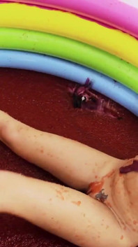 Dans une piscine remplie de gel, elle joue avec la chatte de son amie