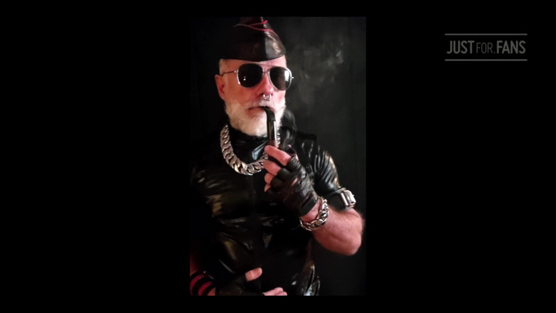 MusclesCigarsFFPig: Un beau-père fume sa grosse pipe en jouant aux tétons