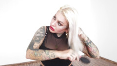 Fetish Videos By Alex: Potetovaná blonďatá MILFka si česá vlasy.