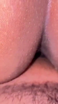 Când o desi matură blocată sub pat, o ajut prin futai anal