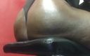 Black smoking muscle stepdad: Pantat berotot cewek kulit hitam diminyaki di webcam