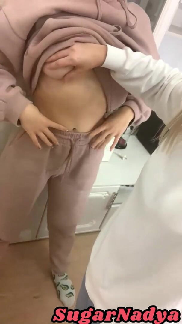 SugarNadya: Parti seksi RitaFox'un göğüslerini yalayarak sona erdi