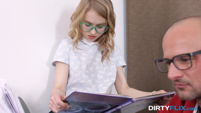 She is Nerdy: bevkooph sahpaathiyon ke saath hot chudaee