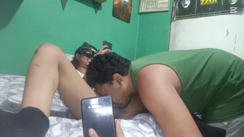 Sofixxx: Succhiare la figa del mio amico mentre sono al telefono...