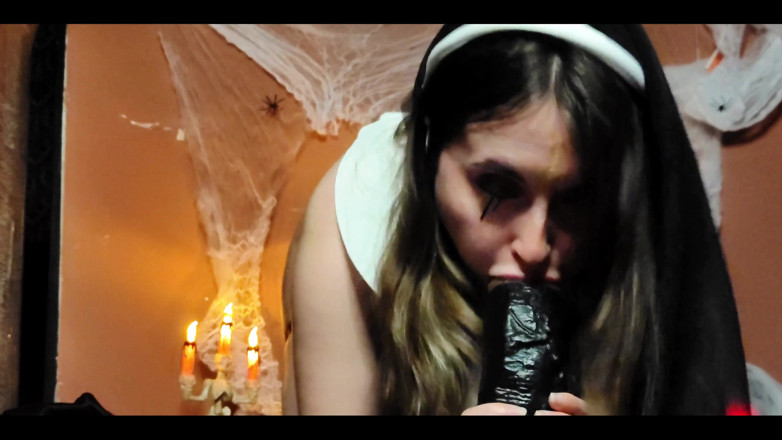 RavenHearth666VIP: Monja chupando un enorme consolador negro con mucha saliva