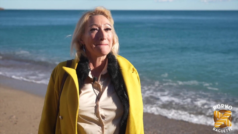 Porno Baguette: Betty, seksi orta yaşlı seksi kadın, yaraklarla oynamayı seviyor