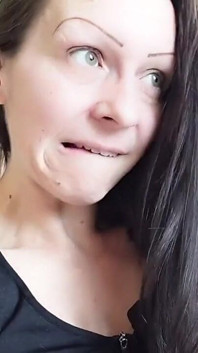 Pojď sem, nech mě křičet na tvojí tvář, abys slyšela, jak jsi ubohý!
