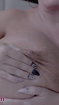 Claudia Marie squirtet milch & hüpft