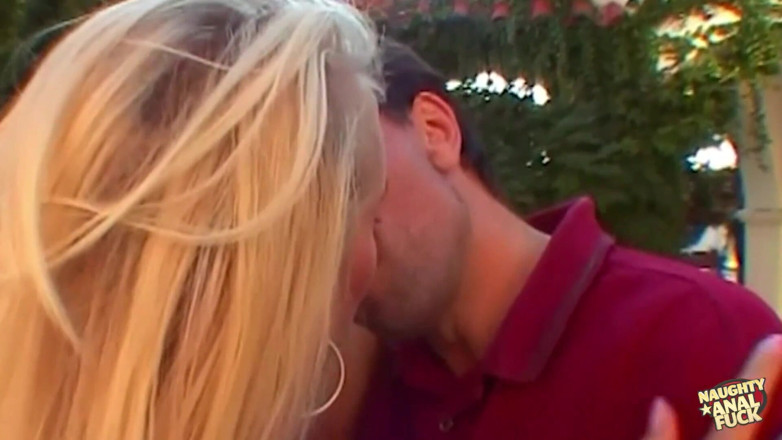 Naughty anal fuck: Een perfecte kleine blondine geeft over haar beide gaten aan...