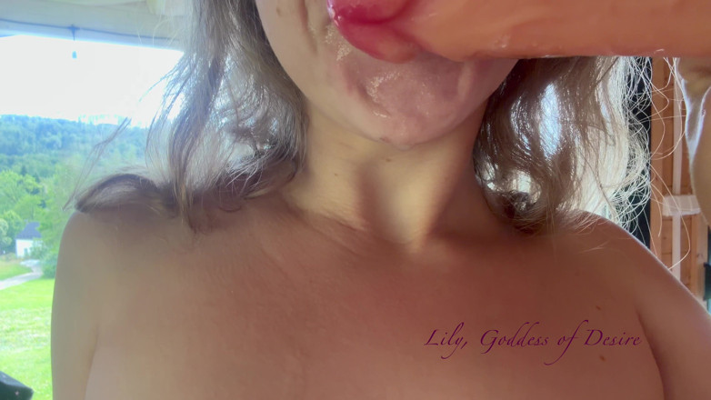 Lily, Goddess of Desire: Dívka saje dildo s hodně slinami