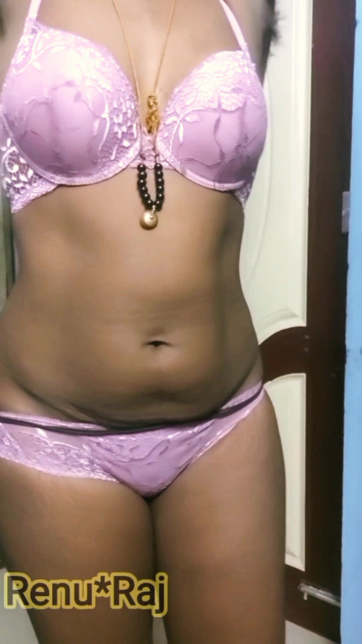 RenuRaj: Desi tamilská MILFka Renus Velký černý zadek a prsa stripteased na...