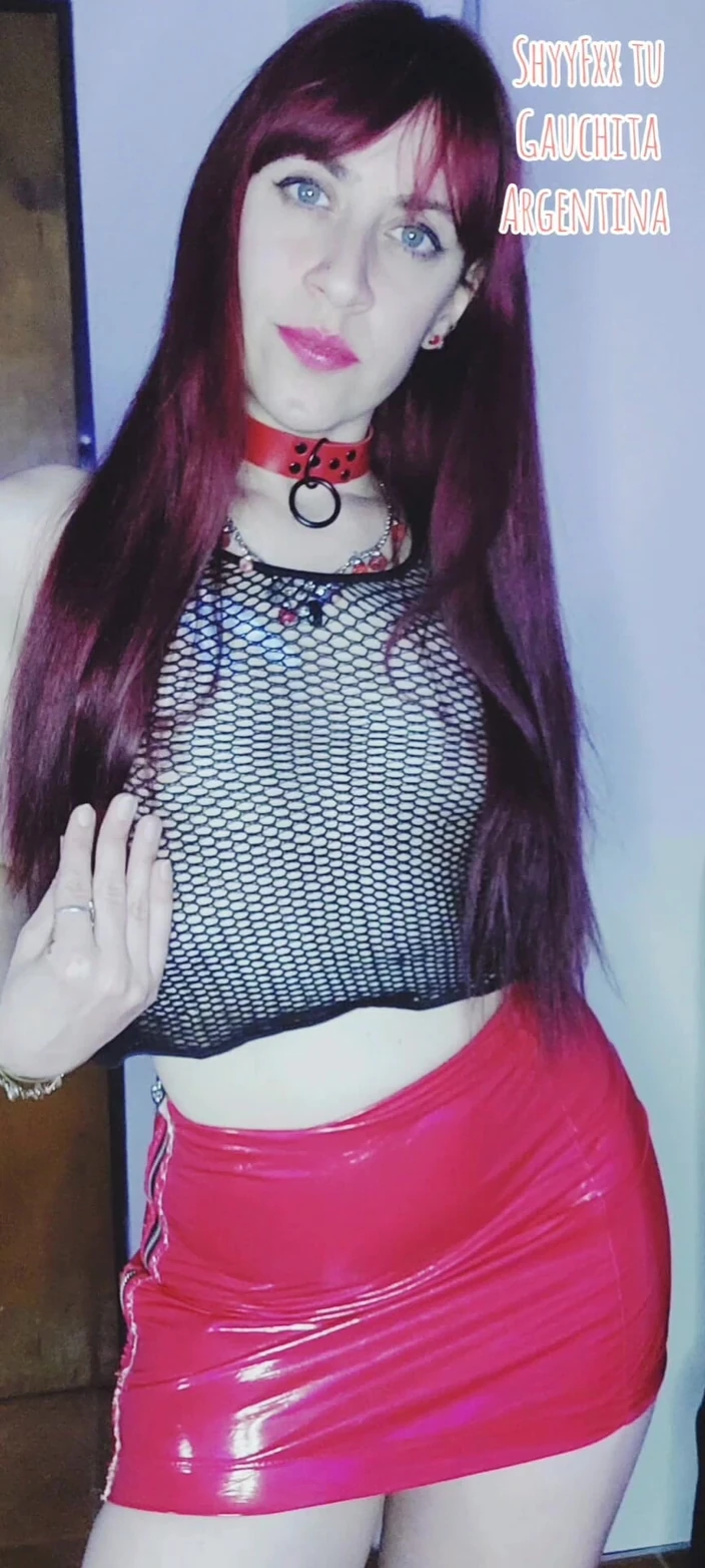Tu Gauchita Argentina: ShyyFxxタイトな赤いビニールに身を包んだ見事な赤毛