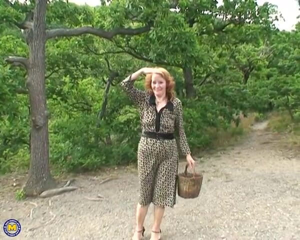 Mature NL: Une mamie se fait baiser en plein air