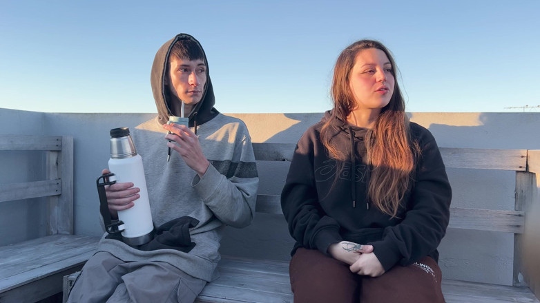 Sr Mono y Alba: Soin! Les Voisins Nous Regardent Peut-être... Mais Je Veux Te...