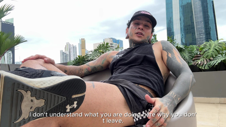 Dyavol: De Gigantische Macabreink Vernedert Het Kleine Mensje In Het Openbaar