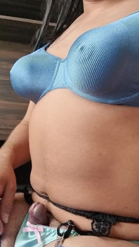섹시한 비서가 컴퓨터 작업을 하며 란제리를 보여주고, 그녀의 작은 부분이 드러난다