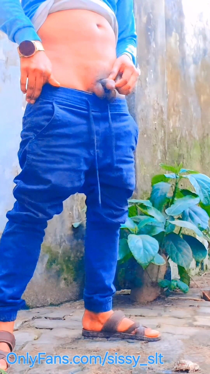 Sissy Bisexual: Femboy twink outdoor pissen und spaß Compilation.mp4