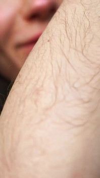 Regardez-moi taquiner avec mes bras sauvages et poilus et mes fosses sensueuses