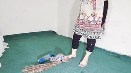 सेक्सी नौकरानी कमरे की सफाई कर रही है और आप सभी को बहका रही है, गंदी हिंदी बात कर रही है