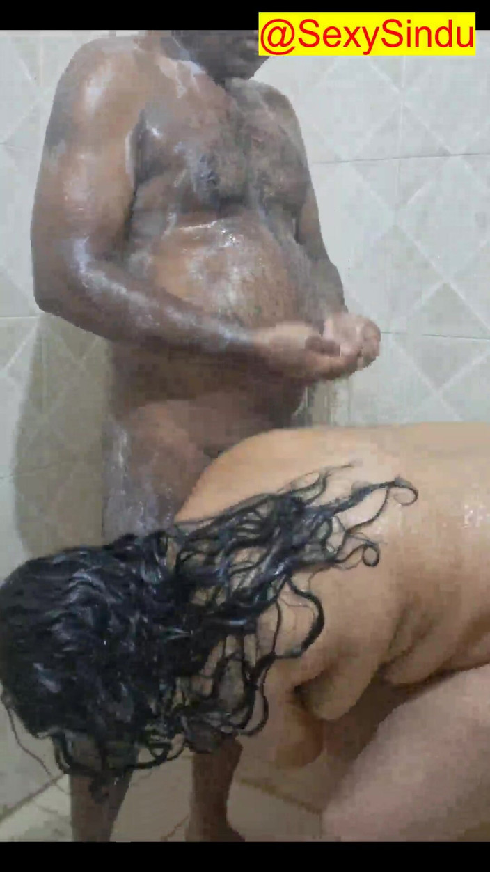 Sexy sindu: Koppel heet badend zoenen