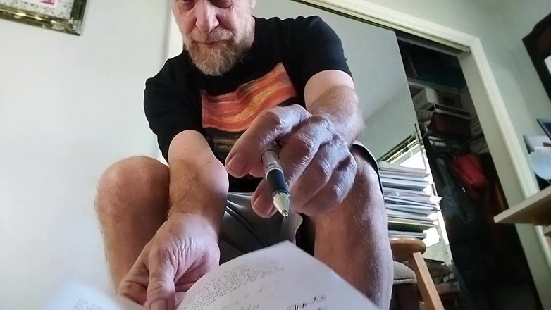 Hairyartist: Menyusutkan big brother