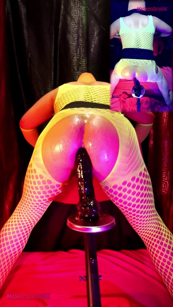 Maskedboy616: Nảy mông bôi dầu của tôi, trong đồ lót huỳnh quang...