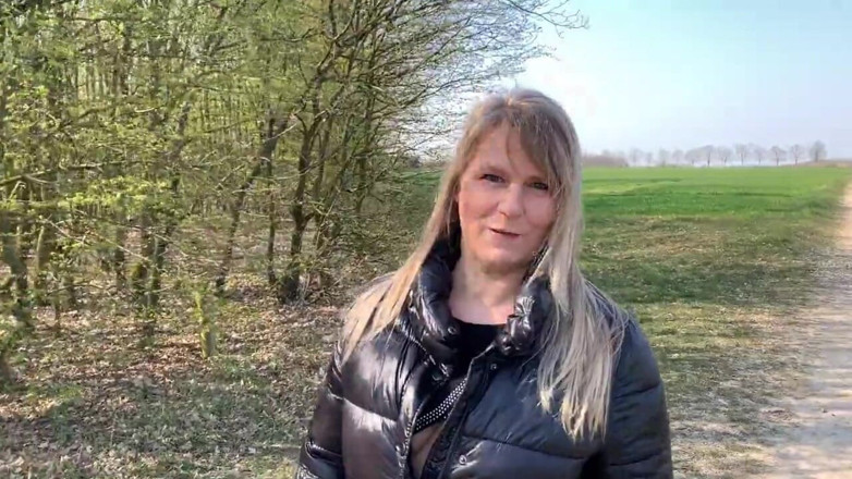 SweetSusi: Pisciata mentre cammina fuori