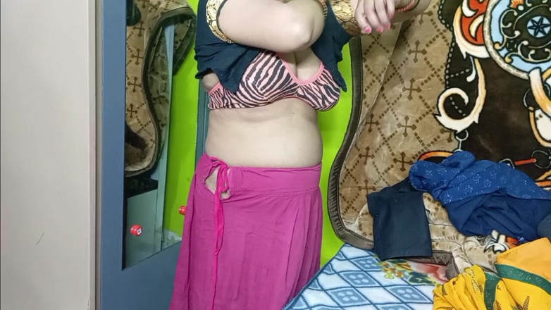 Manjushukla: Schönes bhabhi trägt gelbe sari