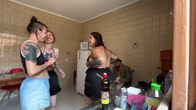 Quente club: Chubby Belde Haar Vrienden Voor Een Middag Vol Drankjes En...