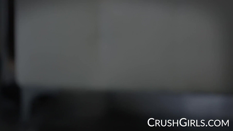 Crush Girls: Crush Girls - Peta Jensen spreizt ihre beine und fickt ihr...