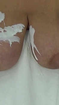 Leche Goteando De Mi Colgante Maduro