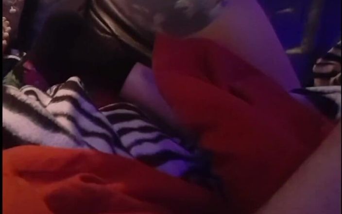 Wrigglesss: 古纳射在他完整的abdl diapee中