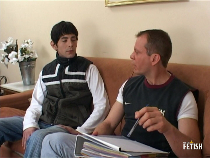 Gay Diaries: Jovem gay chupa pau grande do agente mais velho e é...