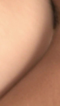 Sexy japonesa gata esguicha enquanto um cara bombeia fundo sua boceta peluda