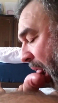 Una Deliziosa Succhiata Di Cazzo Da Papà Orso Cicciolo