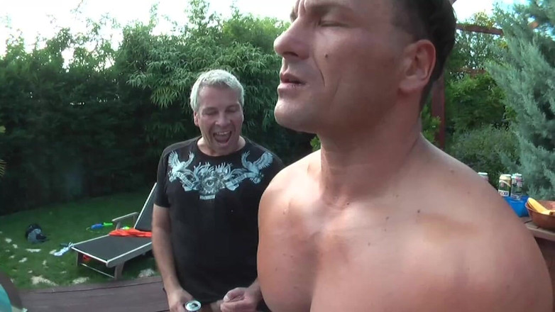 Gang Bang Germany: Ingoio Amatoriale Di Sborra E Gangbang Orgia Nel Mio Cortile...