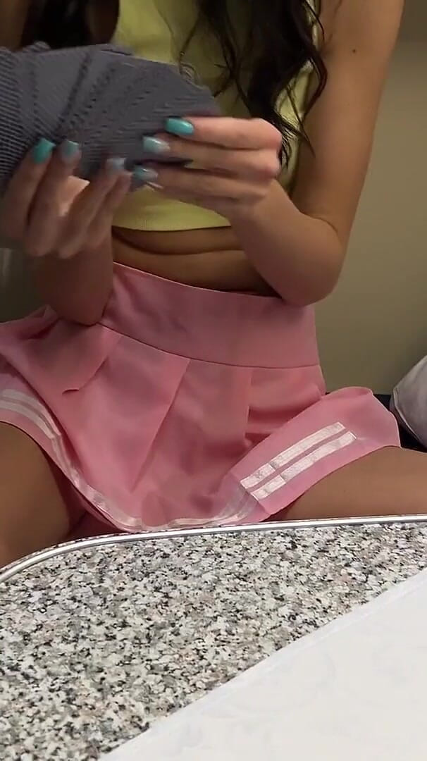 Katty West: 기차에 있는 동료 승객이 카드로 보지를 잃어버렸어
