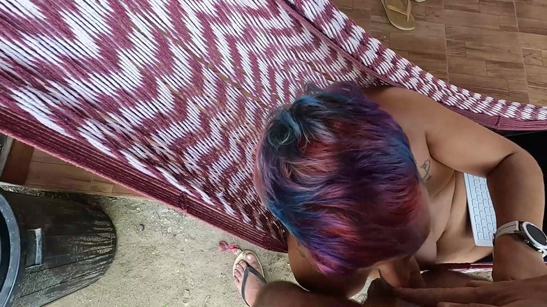 bekycarril: La Moglie Prende Un Cazzo in Bocca Mentre È Sdraiata Nell'amaca